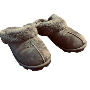 UGG Women’s slippers, dyed sheep fur collar, synthetic sole, size 7, grey